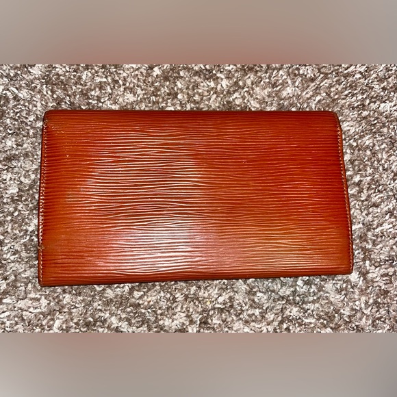 VINTAGE LOUIS VUITTON EPI LONG WALLET - Picture 2 of 13